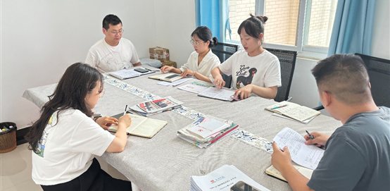 一群人正在用餐聊天

中度可信度描述已自动生成