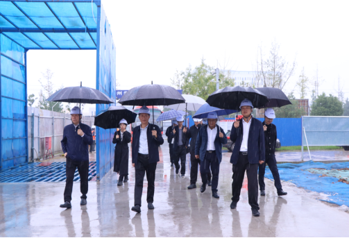 校领导深入施工现场督导检查安全生产与工程建设工作