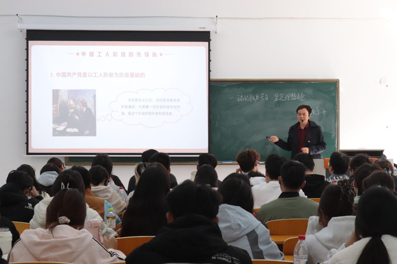 马克思主义学院教师为入党积极分子上党课