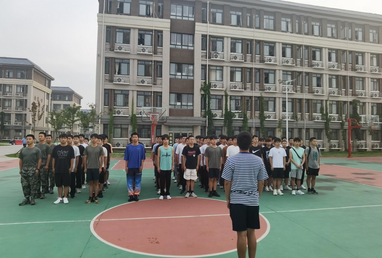 图 1 - 老兵团工作人员组织集合查人.jpg