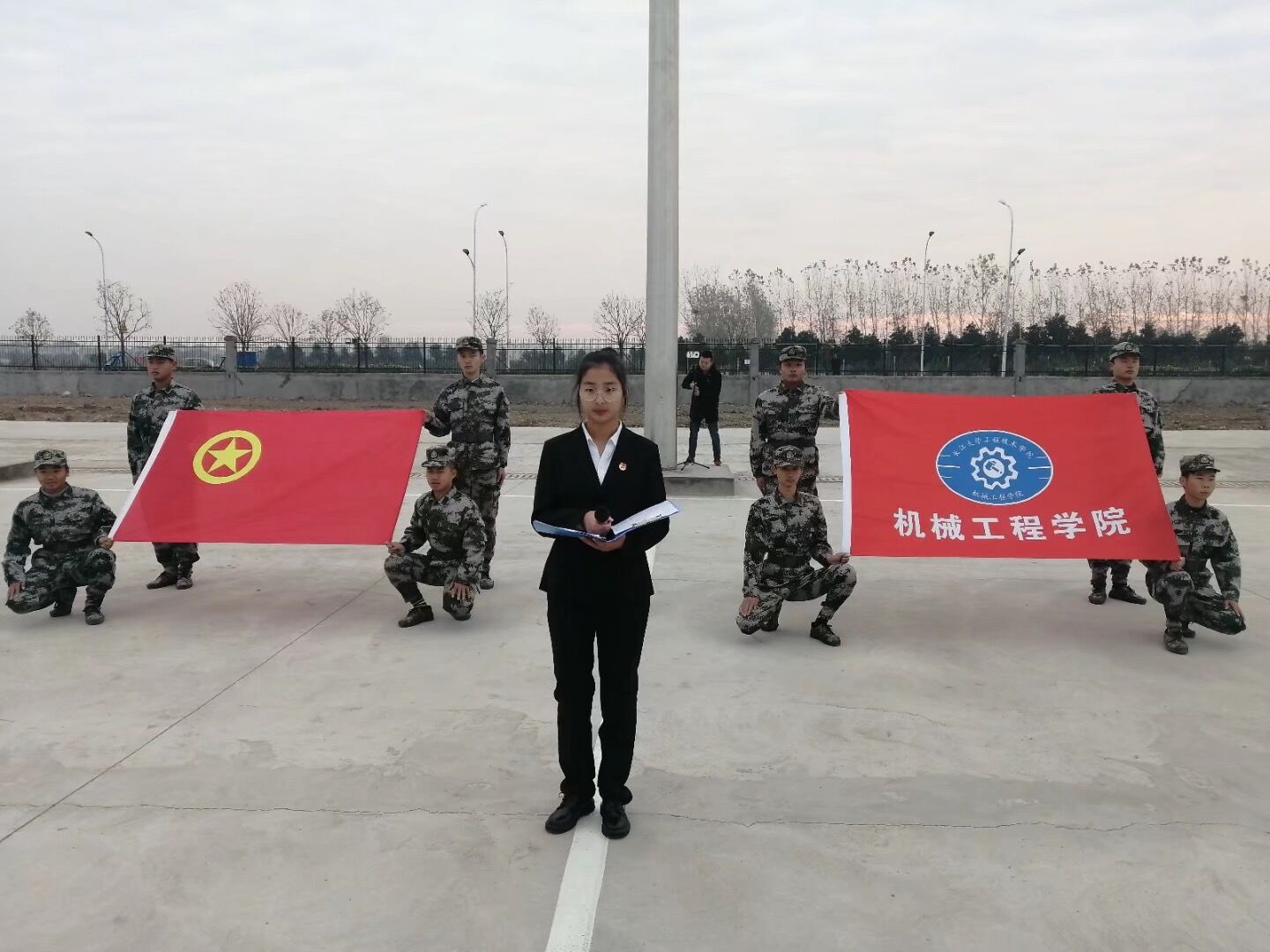 团旗下的演讲2.jpg 团旗下的演讲2.jpg