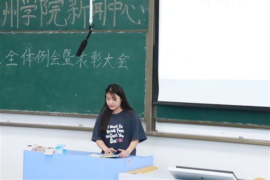 人站在黑板前

描述已自动生成