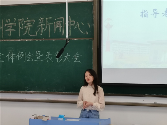 女人站在黑板前

描述已自动生成