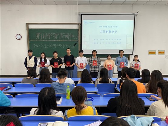 会议室里的人们

描述已自动生成