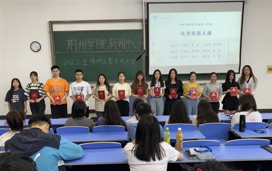 会议室里的人们

描述已自动生成