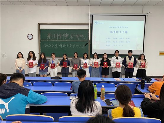 会议室里的人们

描述已自动生成