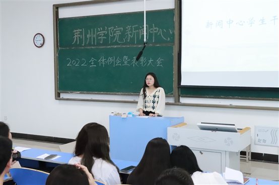 一群人在看电脑

描述已自动生成