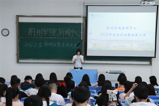 一群人在开会

描述已自动生成