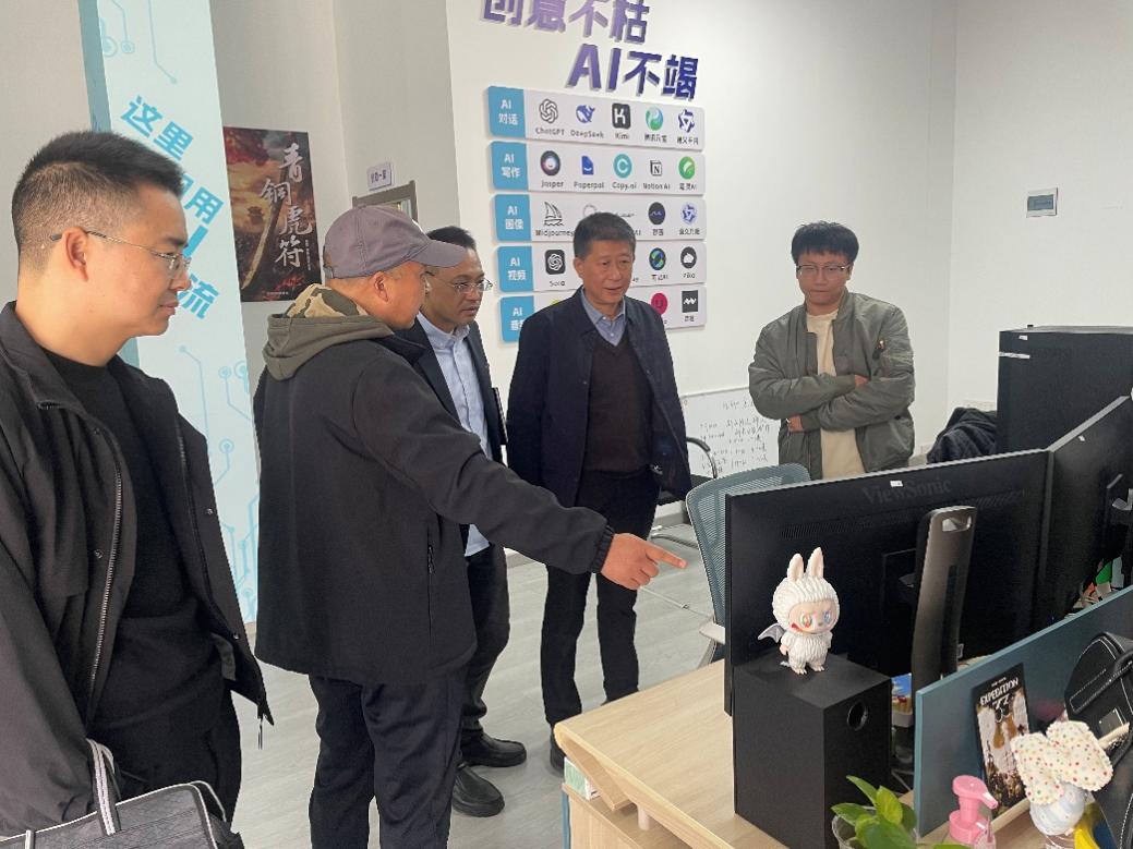 一群人站在桌子旁边

AI 生成的内容可能不正确。